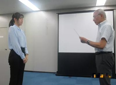 修了証授与の様子